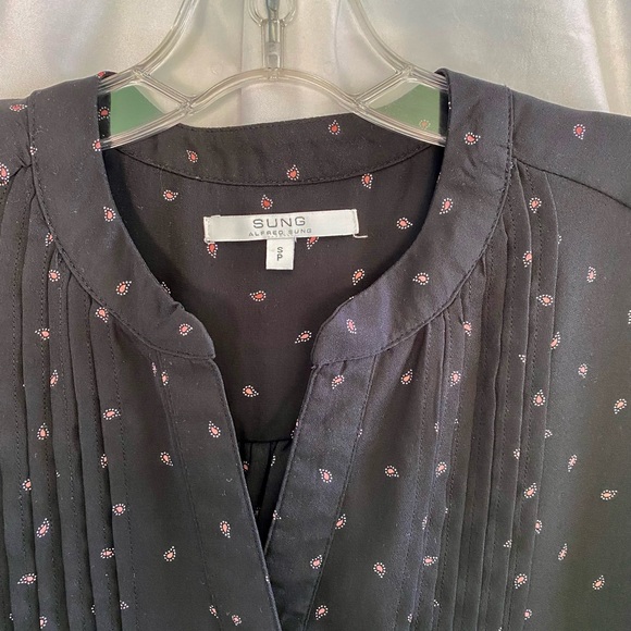 🌷3/$25🌷 Ladies Black print tunic top. - Picture 2 of 4